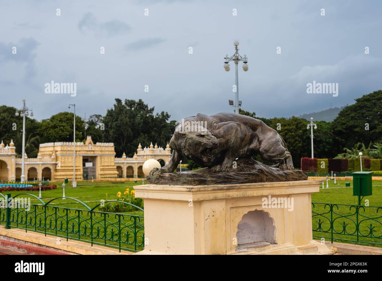 Mysore Palace Karnataka Settembre 1 2022 turisti che visitano lo storico e grandioso palazzo Mysore chiamato anche Amba Vilas Palace in Karnataka India Foto Stock