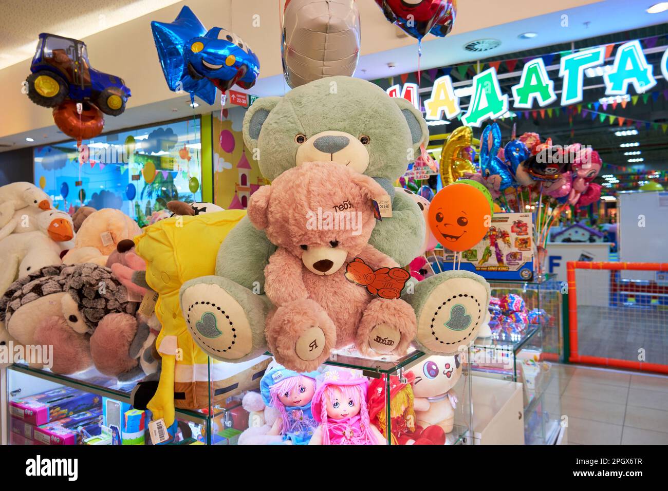 Varietà di giocattoli per bambini nel centro commerciale. Vendita di prodotti per bambini Foto Stock