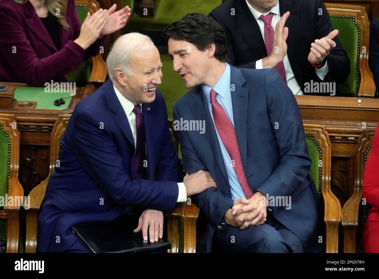 STATI UNITI Il presidente Joe Biden e il primo ministro canadese Justin Trudeau parlano mentre frequentano un discorso al Parlamento canadese, a Ottawa, Canada, Mach 24, 2023. Andrew Harnik/Pool tramite REUTERS Foto Stock