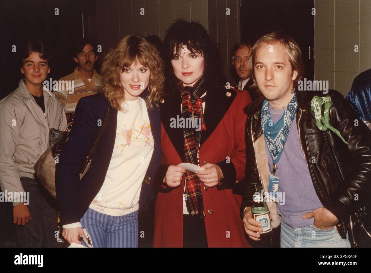 Suore Nancy e Ann Wilson of Heart, con il tour manager Kelly Curtis, backstage presso il Civic Center di Providence, Rhode Island, USA, 9 ottobre 1982. Foto Stock