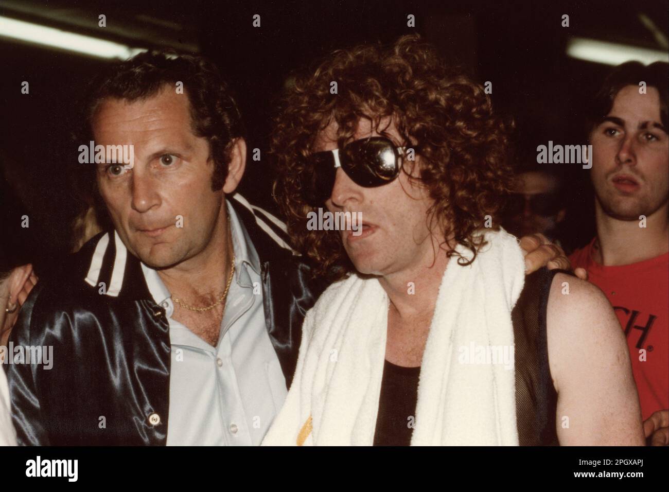 Sicurezza che accompagna Ian Hunter al suo spogliatoio all'Ocean state Performing Arts Center di Providence, Rhode Island, 6 ottobre 1980. Foto Stock