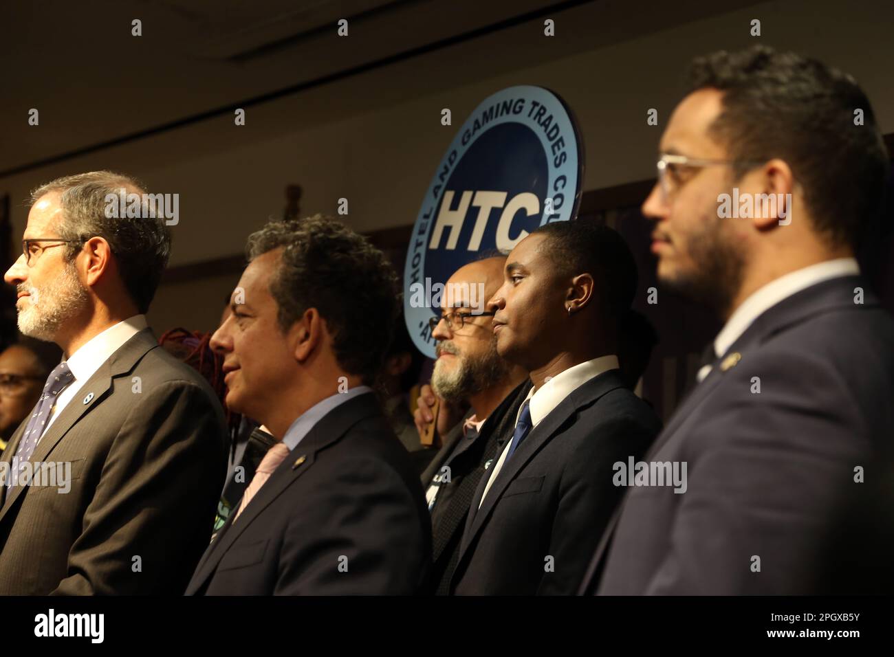 New York, NY, Stati Uniti. 24th Mar, 2023. Il sindaco di New York Eric Adams ed altri danno le osservazioni a 32BJ rally dell'Unione per l'ordine del giorno della gente di lavoro compreso il accreditamento di imposta di reddito guadagnato espanso ed il accreditamento di imposta del bambino in cui ha alluso a nel suo dichiarare del discorso della città un mese prima. Questo raduno si è tenuto presso la sede centrale di 32BJ il 24 marzo 2023 a New York City. Credit: Chris Moore/Media Punch/Alamy Live News Foto Stock