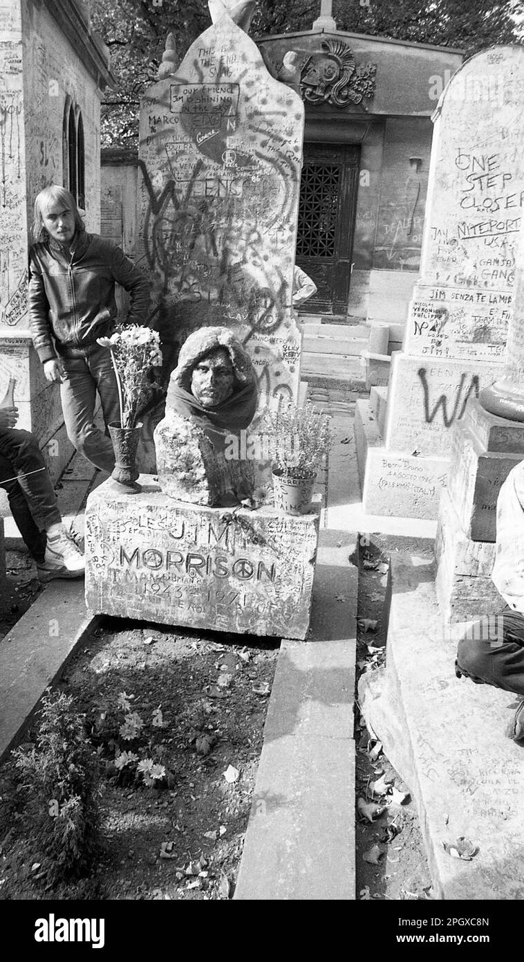 Tomba di Jim Morrison delle porte, cimitero di Pere Lachaise, Parigi, Francia, ottobre 1986. Foto Stock