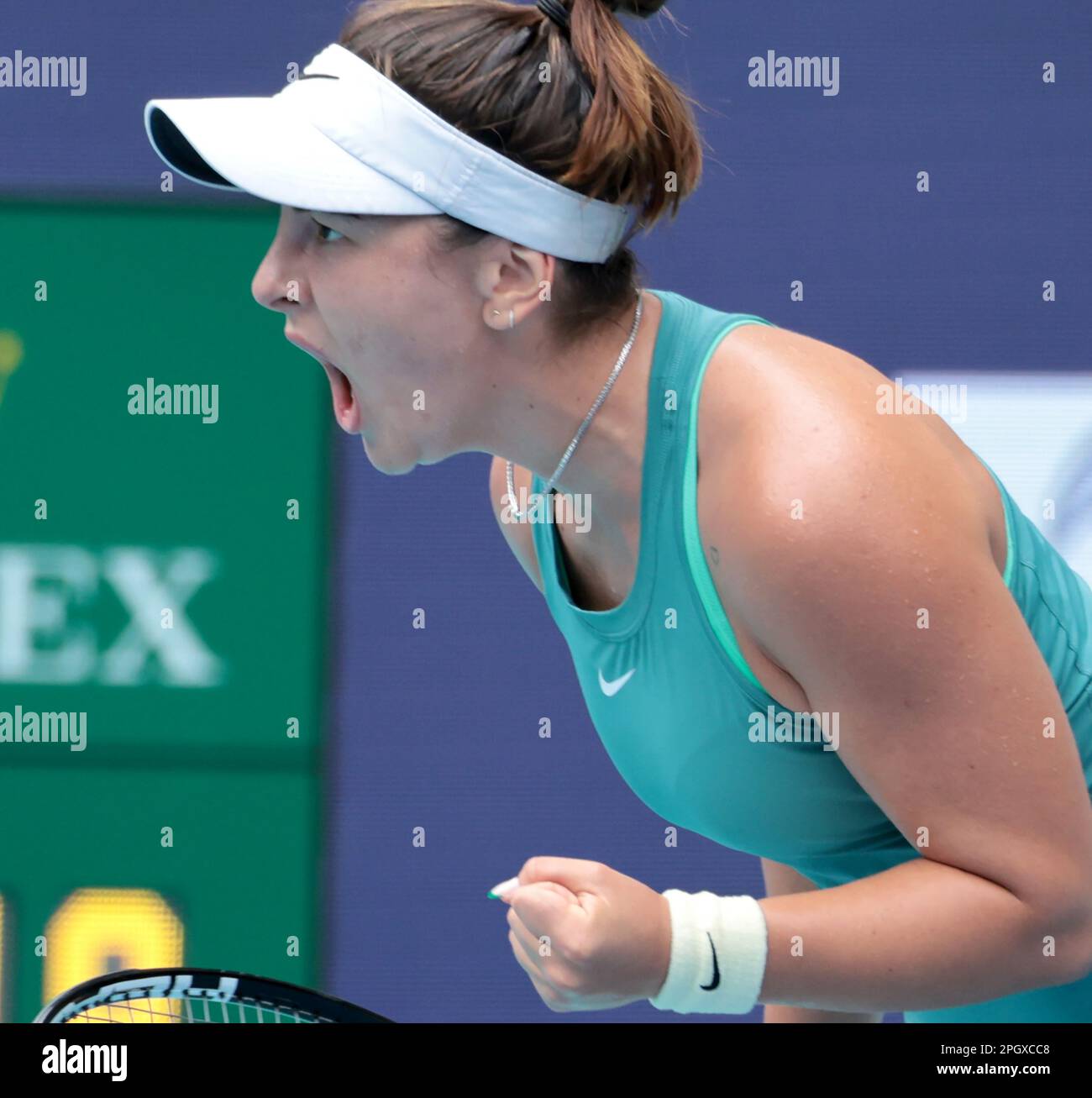 Miami Gardens, Stati Uniti. 24th Mar, 2023. Bianca Andreescu dal Canada reagisce dopo aver battuto Maria Sakkara dalla Grecia durante il terzo giorno al Miami Open nell'Hard Rock Stadium di Miami Gardens, Florida, venerdì 24 marzo 2023. Andreescu sconfisse Sakkara 7-7, 6-3, 6-4. Foto di Gary i Rothstein/UPI Credit: UPI/Alamy Live News Foto Stock