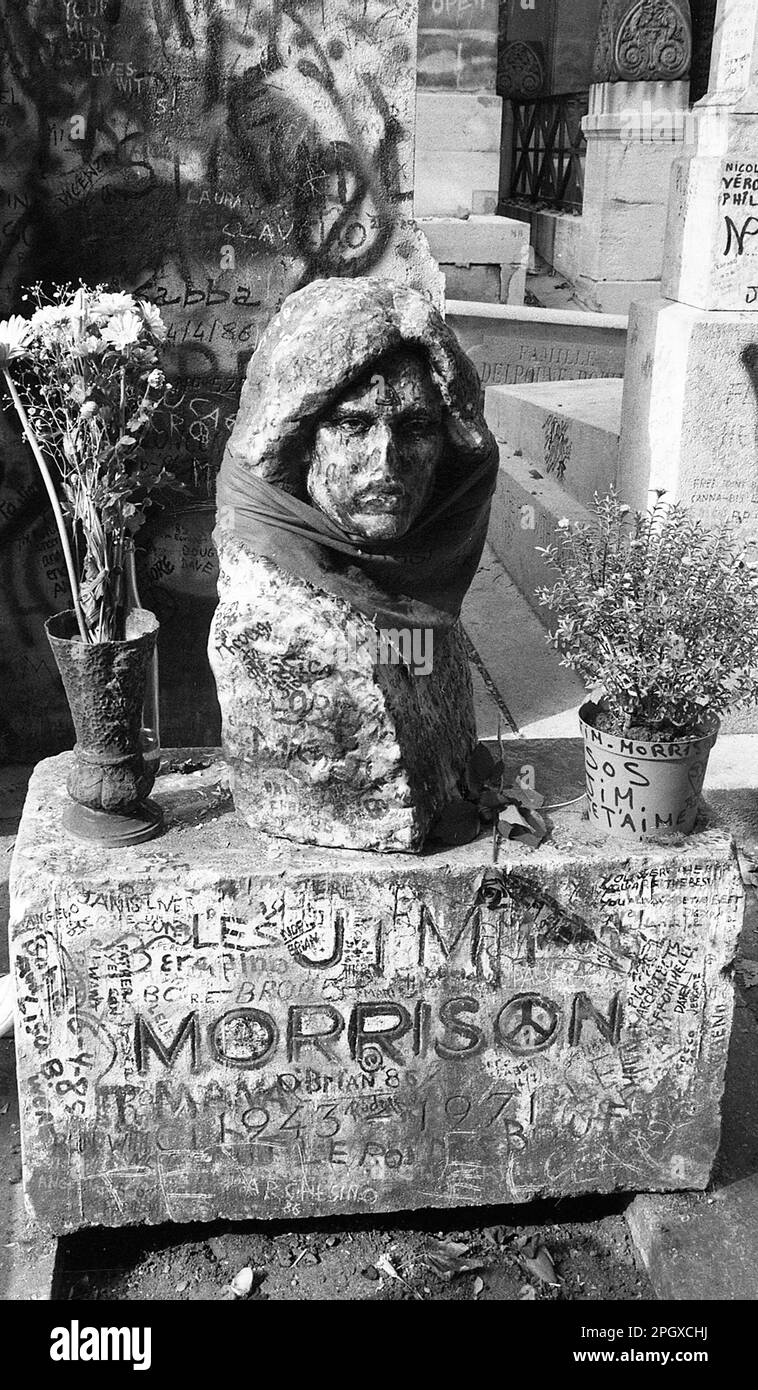 Busto e lapide alla tomba di Jim Morrison of the Doors, cimitero di Pere Lachaise, Parigi, Francia, ottobre 1986. Foto Stock