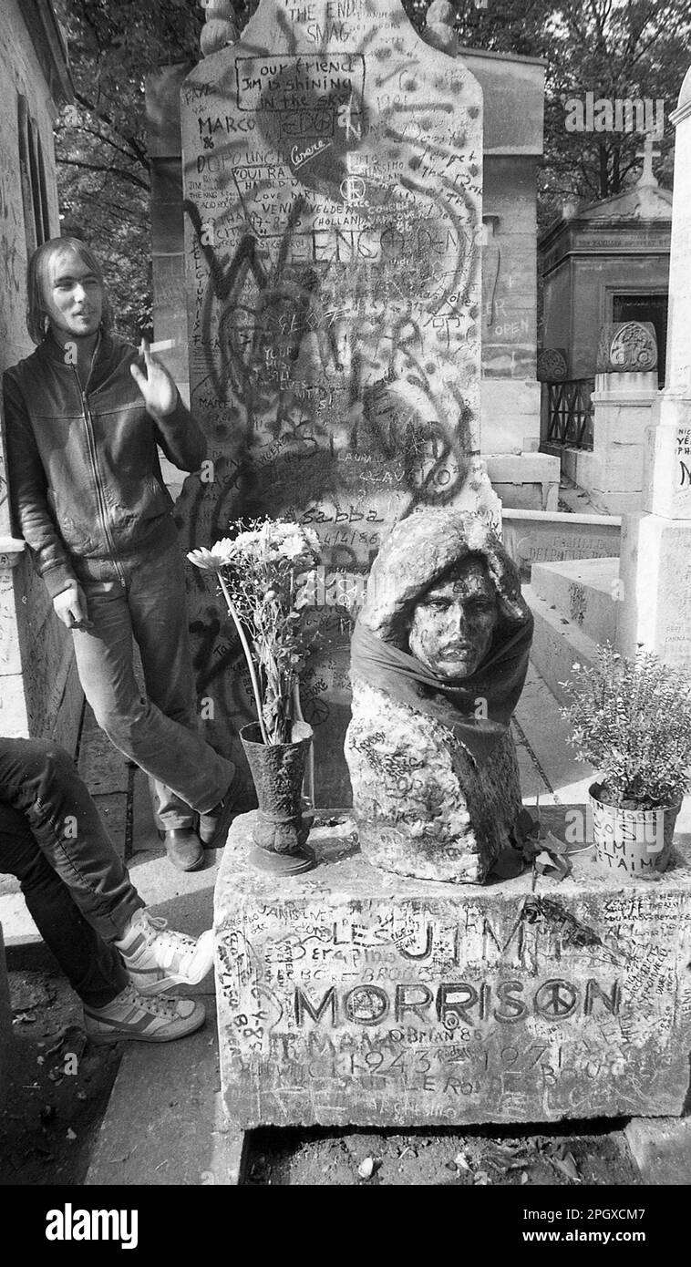 Lutto alla tomba di Jim Morrison of the Doors, cimitero di Pere Lachaise, Parigi, Francia, ottobre 1986. Foto Stock