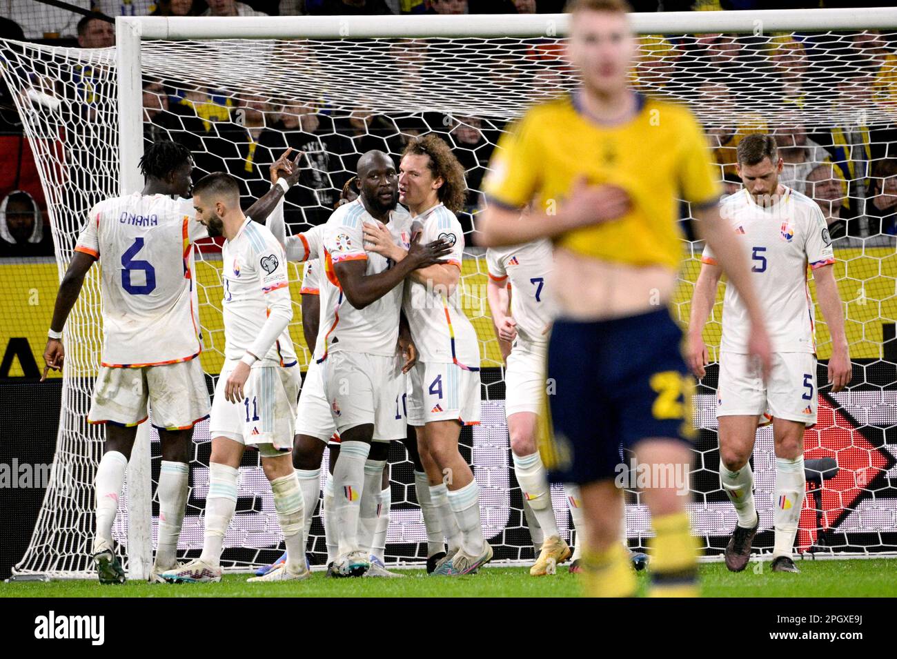 Il belga Romelu Lukako (10) festeggia dopo aver segnato 0-3, il suo gol disastrosa durante la partita, hattrick, con il compagno di squadra Wout Faes durante la UEFA Euro 20 Foto Stock