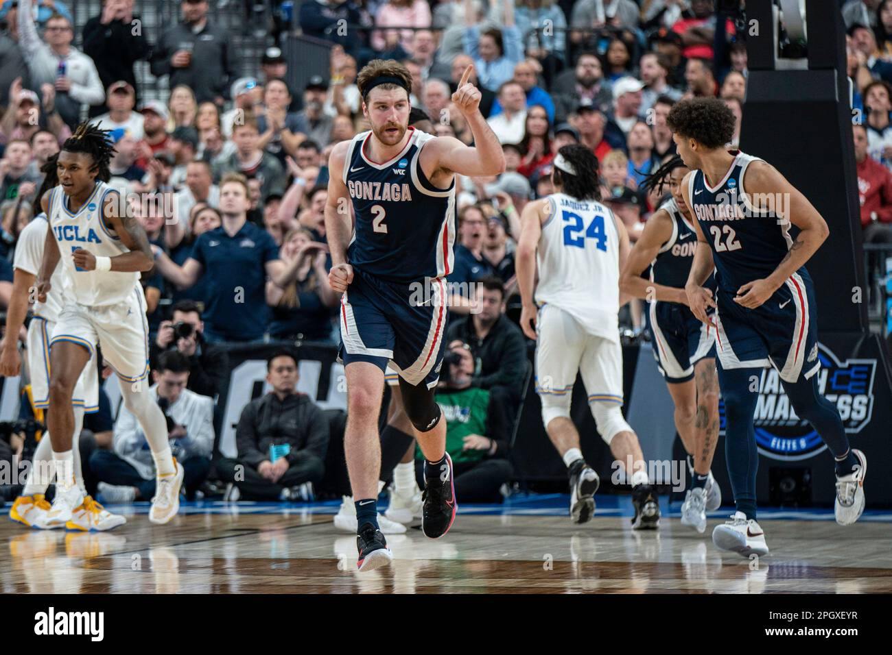 Gonzaga Bulldogs Forward Drew Timme (2) reagisce durante una partita di torneo di basket maschile NCAA contro gli UCLA Bruins, lunedì 23 marzo 2023, a T-Mo Foto Stock