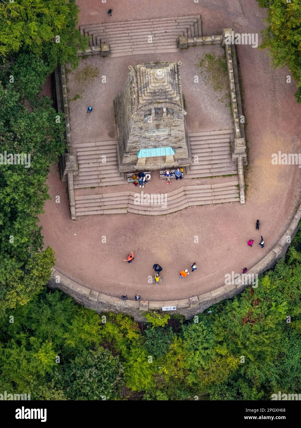 Veduta aerea, area forestale e area ricreativa Hohenstein con il monumento di montagna a Witten, zona Ruhr, Renania settentrionale-Vestfalia, Germania, escursione de Foto Stock