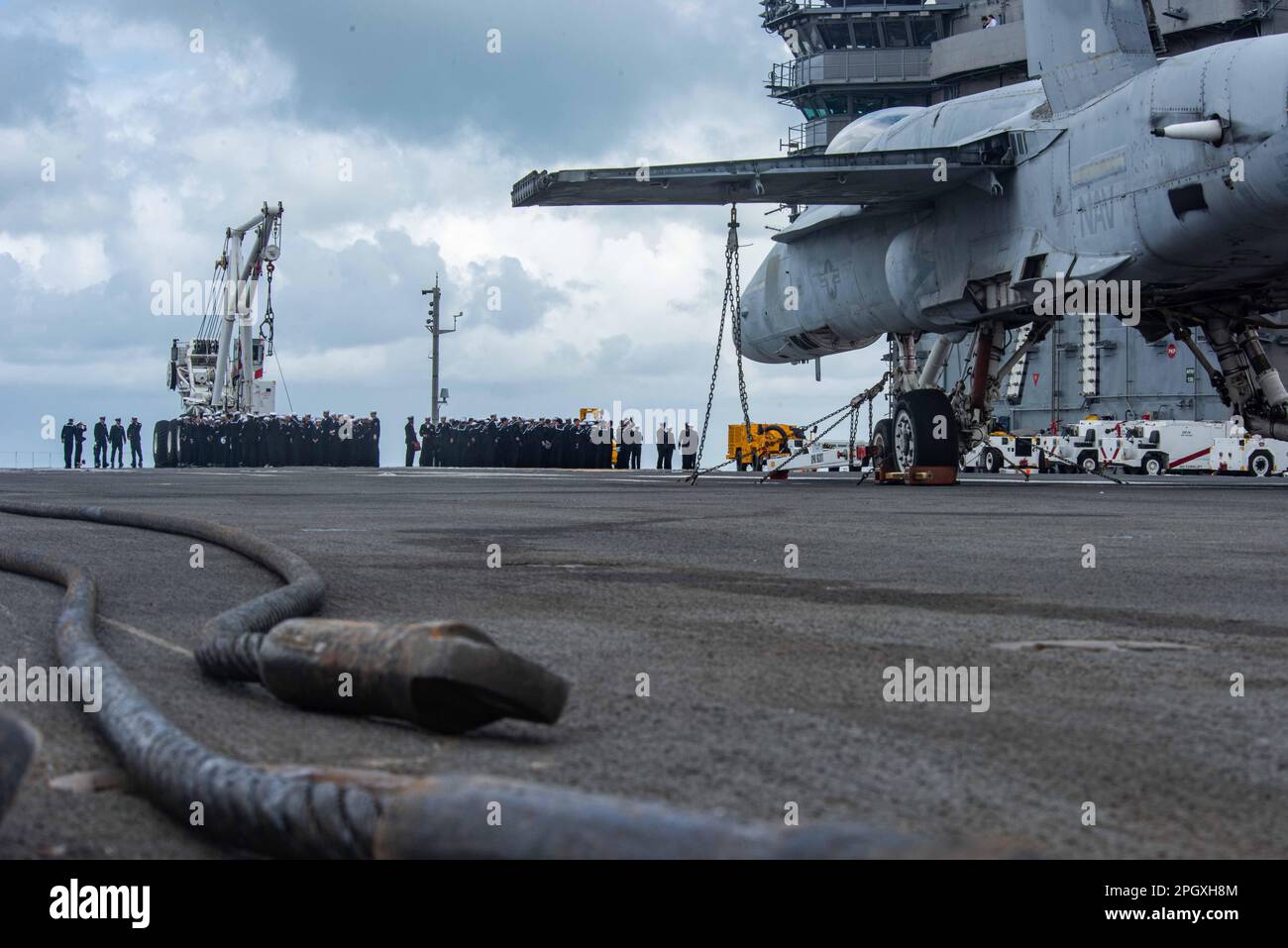 SAN DIEGO (23 MARZO 2023) – STATI UNITI I marinai si radunano sul ponte di volo a bordo della portaerei di classe Nimitz USS Theodore Roosevelt (CVN 71) prima di presenziare alle rotaie mentre la nave si avvicina a San Diego, il 23 marzo 2023. La nave ha cambiato homeport da Bremerton a San Diego dopo aver completato un periodo di 18 mesi di attracco programmato disponibilità incrementale a Bremerton, Washington, durante il quale la nave ha ricevuto estesi restauri e aggiornamenti per supportare la F-35C Lightning II, e-2D Advanced Hawkeye, E CMV-22B Osprey, così come piattaforme future come il sistema di aerei senza equipaggio mq-25 Stingray. (STATI UNITI Na Foto Stock