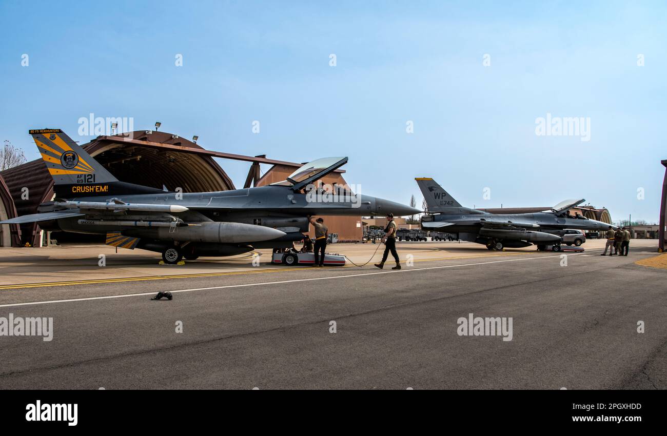 STATI UNITI Air Force Airmen assegnato al 80th Fighter Generation Squadron, Kunsan Air base, si preparano a trainare F-16 Fighting Falcons a Osan AB, Repubblica di Corea, 22 marzo 2023. L'aereo si è temporaneamente riposizionato in Osan AB mentre la loro linea di volo è sottoposta a importanti riparazioni infrastrutturali. (STATI UNITI Foto dell'Aeronautica militare di staff Sgt. Dwane R. Young) Foto Stock
