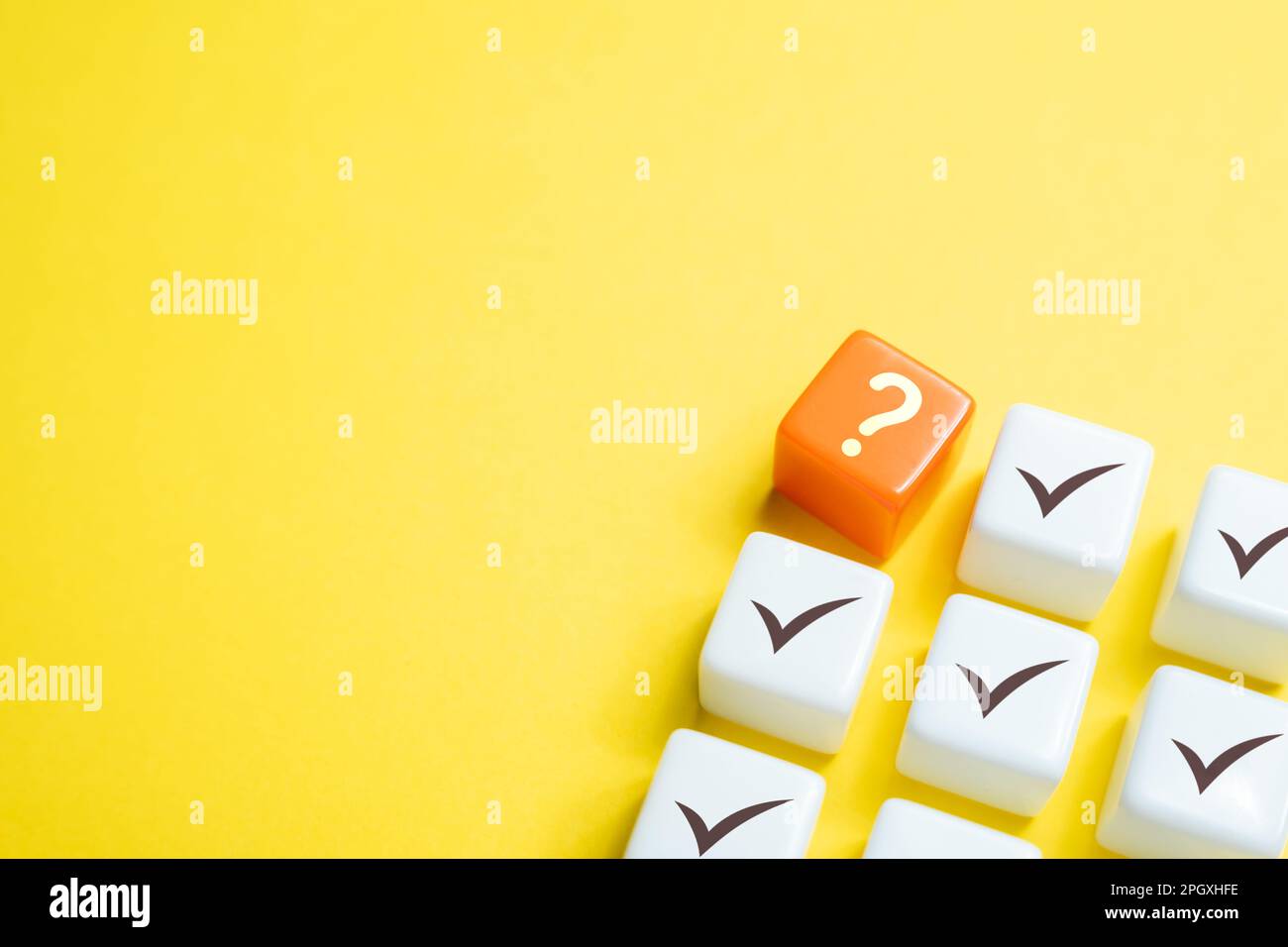 Incertezza tra le cose provate. Dubbio e confusione. Mancanza di chiarezza, ambiguità. Imprevedibilità nel processo decisionale. Analisi dei problemi. Foto Stock