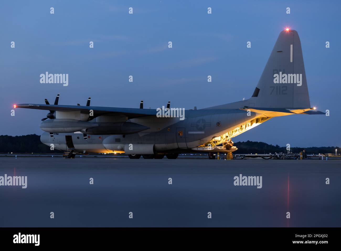 STATI UNITI Marines con Marine Fighter Attack Squadron (VMFA) 312, ritorno da un'unità Deployment Program (UDP) alla Marine Corps Air Station Beaufort, South Carolina, 20 marzo 2023. VMFA-312 ha restituito da un UDP, che ha fornito la presenza in avanti e comandanti assistiti in tutto il mondo. (STATI UNITI Corpo marino foto di Lance CPL. Kyle Baskin) Foto Stock