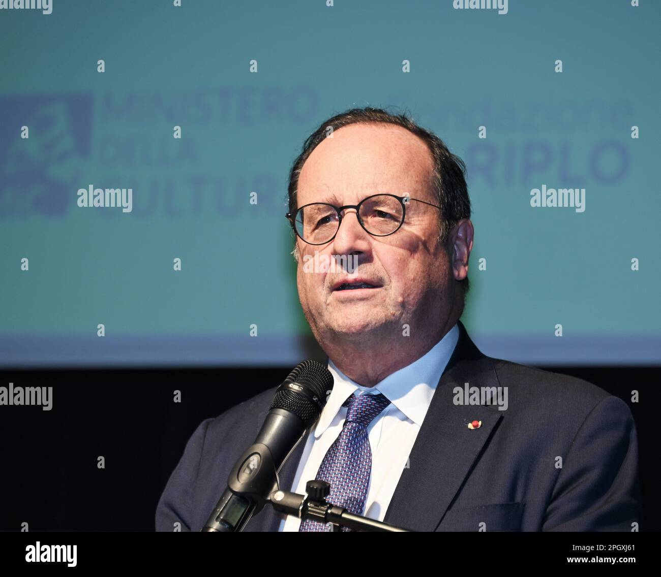 Milano, Italia. 24th Mar, 2023. Milano, Italia ha decomposto la Stagione 2023 la presentazione del nuovo programma della Fondazione Giangiacomo Feltrinelli con la partecipazione e la relazione di Francesco Hollande ex Presidente della Repubblica francese, Carlo Feltrinelli Presidente della Fondazione Feltrinelli, Giuseppe Sala Sindaco di Milano, Marco Alparone Vice Presidente e Consigliere economico e finanziario della Regione Lombardia, Massimiliano Tarantino Direttore della Fondazione G. Feltrinelli nella foto: Francesco Hollande ex Presidente della Repubblica francese Credit: Agenzia indipendente per le foto/Alamy Live News Foto Stock