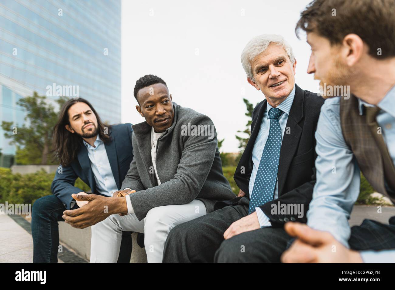 Team di uomini d'affari multirazziali con diverse età ed etnie che si incontrano fuori dall'ufficio Foto Stock