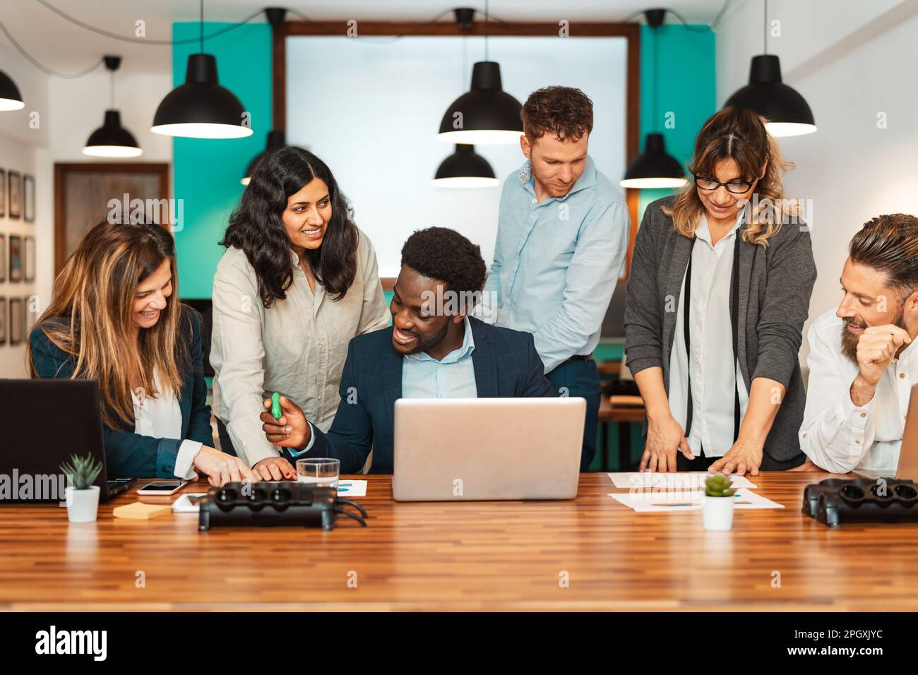 Team aziendale di persone diverse che lavorano insieme all'interno di un ufficio moderno - concetto di imprenditorialità Foto Stock