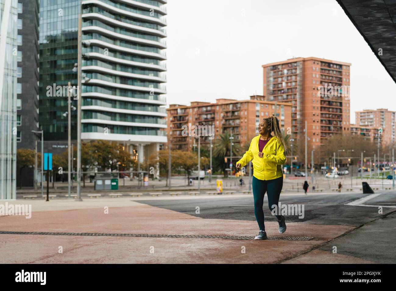 Donna africana anziana che corre in città - anziani sportivi concetto di stile di vita Foto Stock