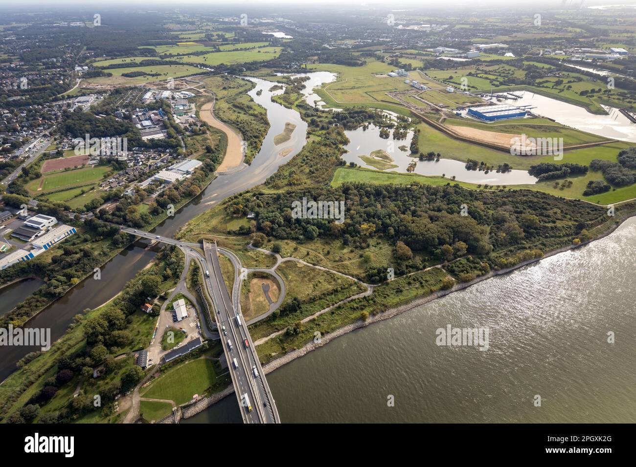 Vista aerea, la foce del fiume Lippe nel fiume Reno con il ponte sul Reno inferiore Wesel presso il porto della città di Wesel, basso Reno, Nord Reno Foto Stock