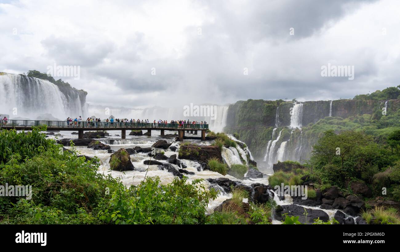 Foz do Iguacu, Brasile - 14 gennaio 2023: Folla di turisti sul lungomare visitando le cascate di Iguazu, Foz do Iguacu, Brasile. Foto Stock