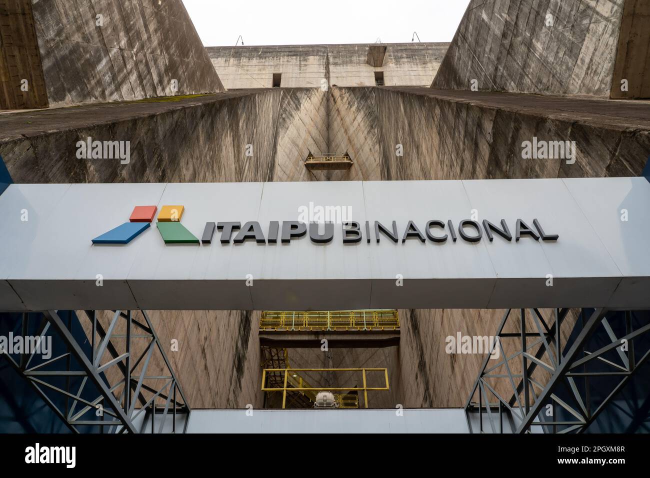 Foz do iguacu, brasile - 15 gennaio 2023: Cartello Itaipu Binational in uno degli ingressi della centrale elettrica di Foz do Iguacu, Brasile. Foto Stock