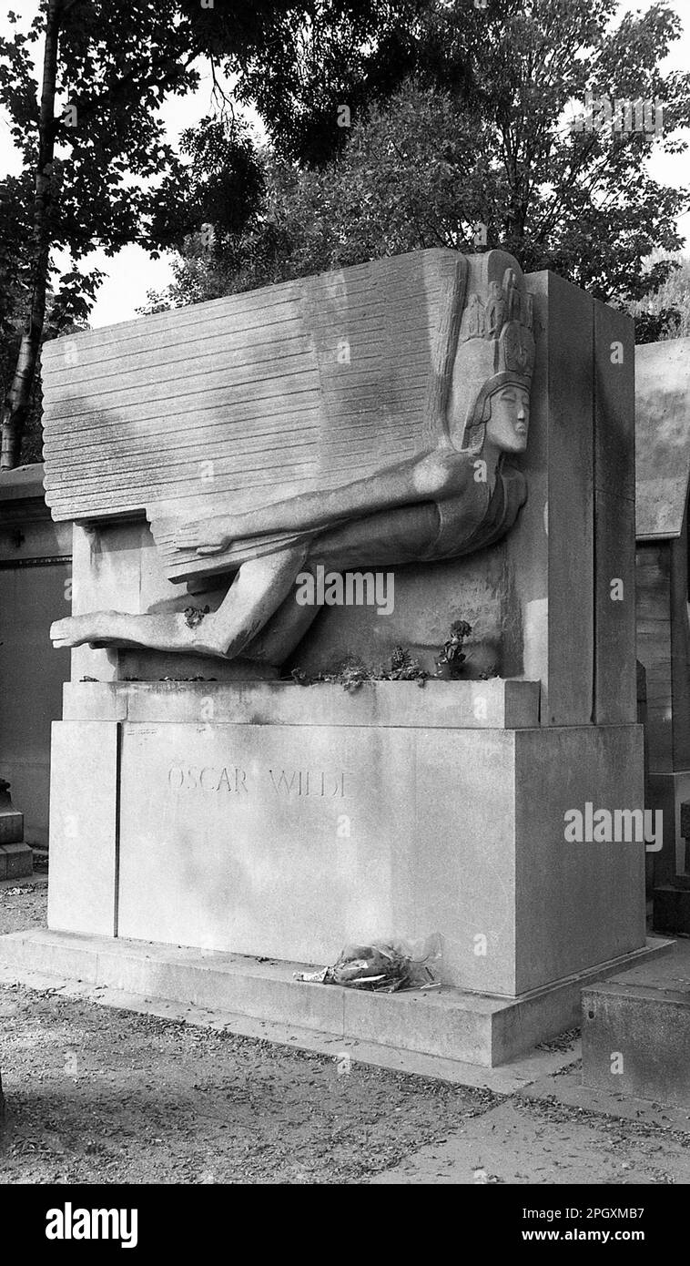 La tomba di Oscar Wilde al cimitero di Pere Lachaise a Parigi, Francia, ottobre 1986. Foto Stock