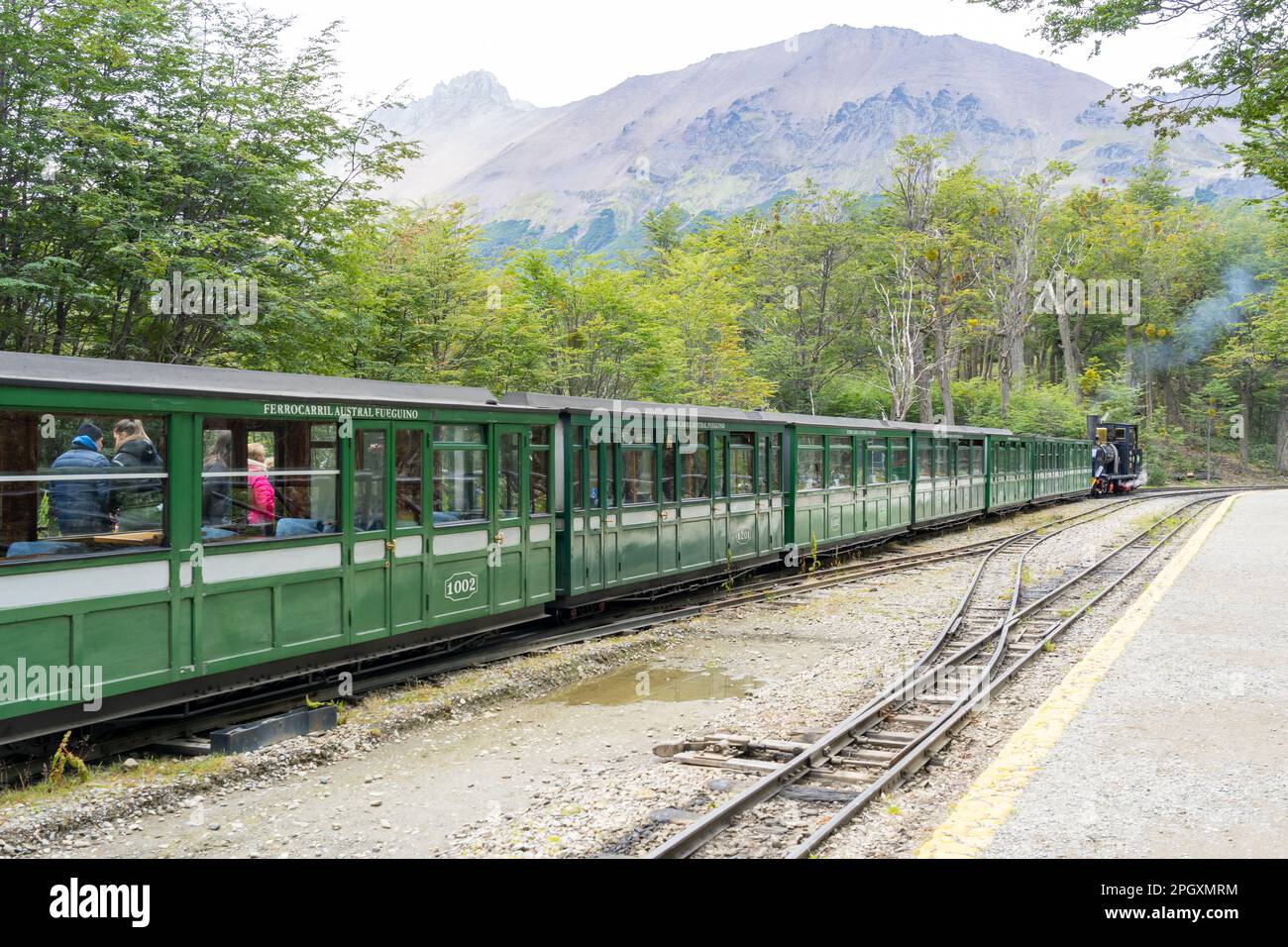 End of the World Train a Ushuaia, Argentina. Il treno della fine del mondo è la linea ferroviaria che collega Ushuaia con la Tierra del Fuego National Foto Stock
