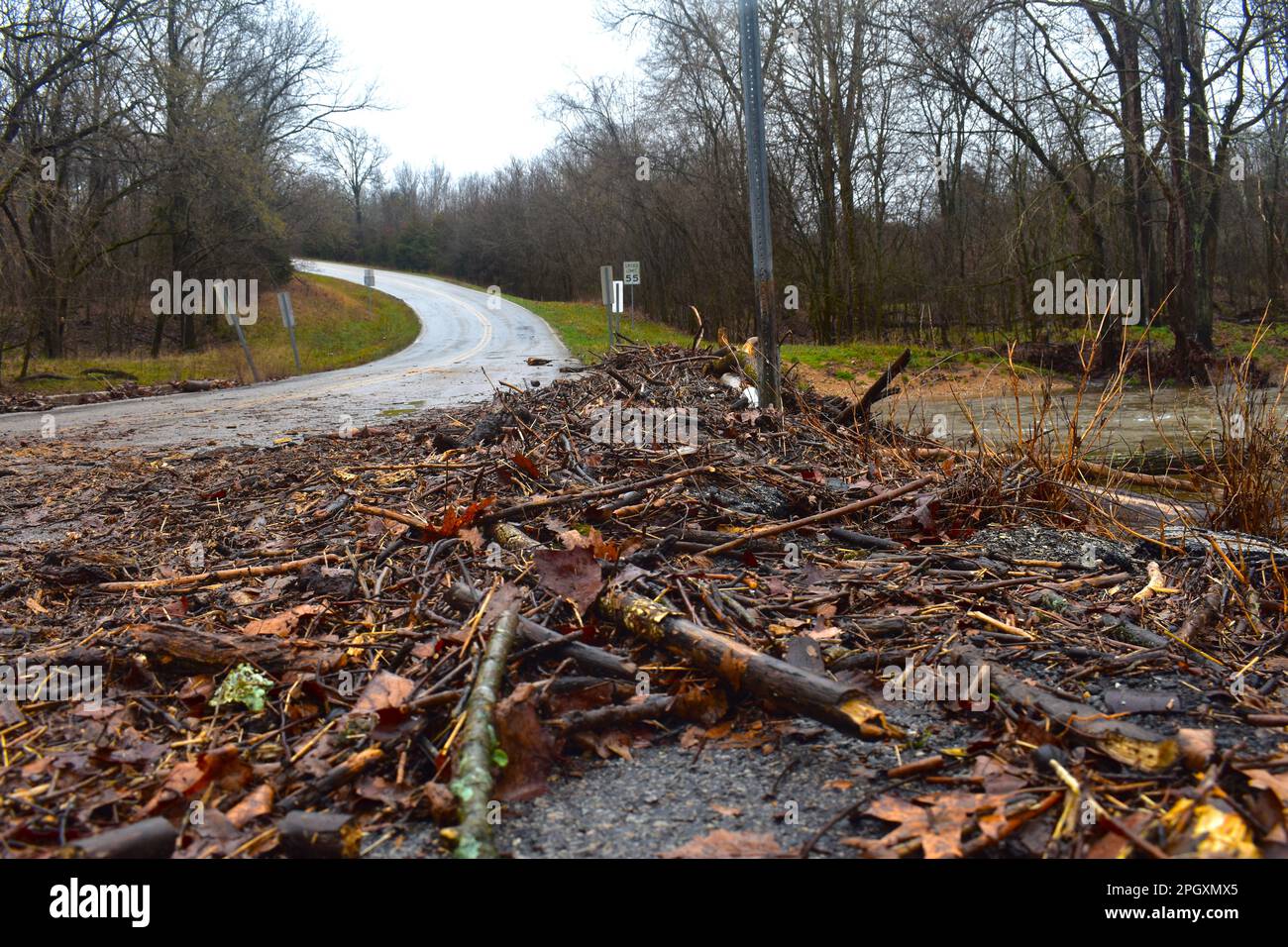 Detriti derivanti dalle inondazioni di Four Mile Creek presso la P Hwy di Long Lane, Missouri, Missouri, Stati Uniti, Stati Uniti, Stati Uniti, STATI UNITI. Marzo 24, 2023 Foto Stock