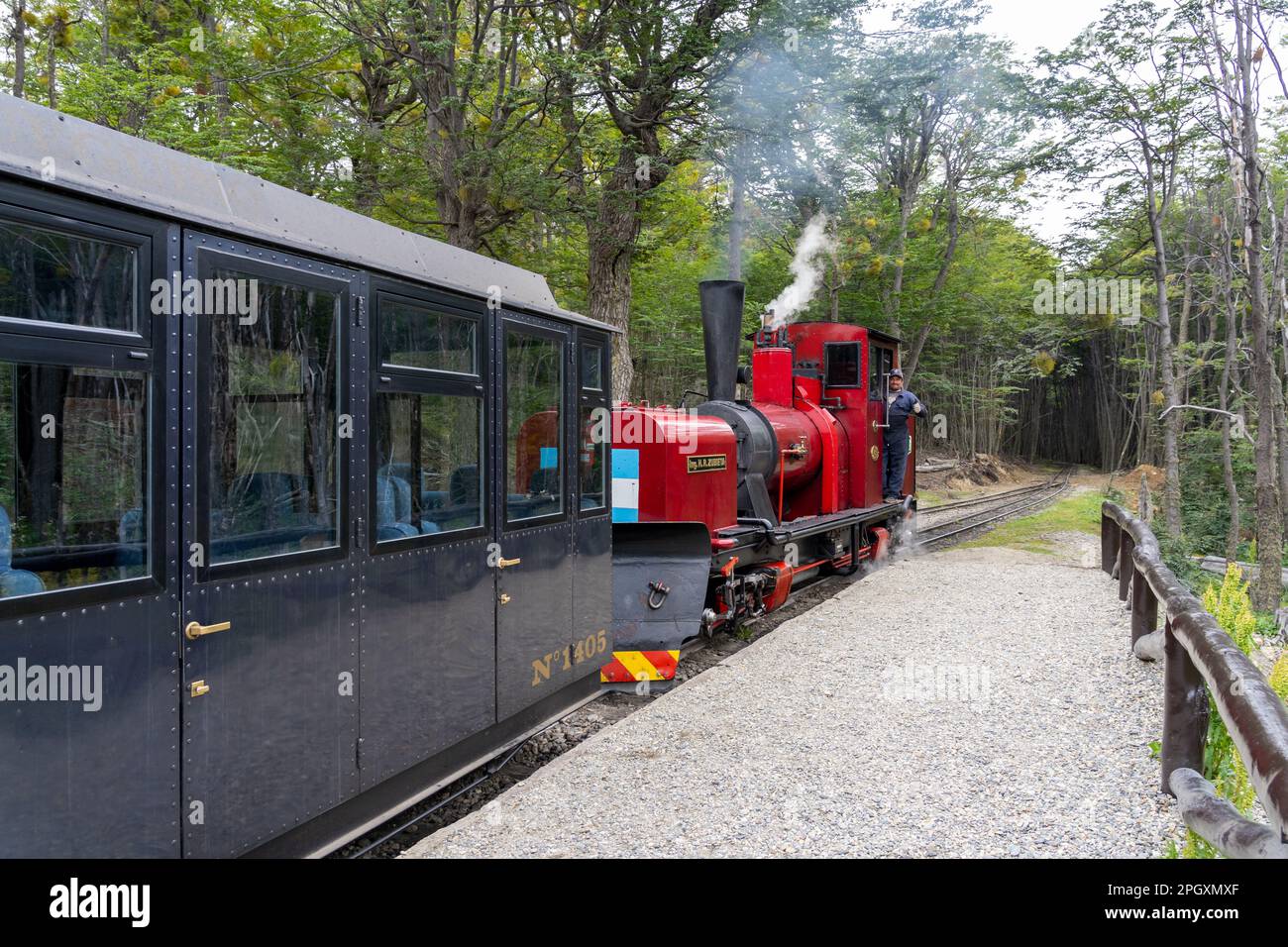 End of the World Train a Ushuaia, Argentina. Il treno della fine del mondo è la linea ferroviaria che collega Ushuaia con la Tierra del Fuego National Foto Stock