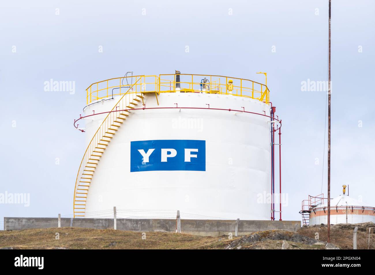 Ushuaia, Argentina - 27 gennaio 2023: Un serbatoio di olio YPF presso un terminal petrolifero a Ushuaia, Tierra del Fuego, Patagonia, Argentina. Foto Stock