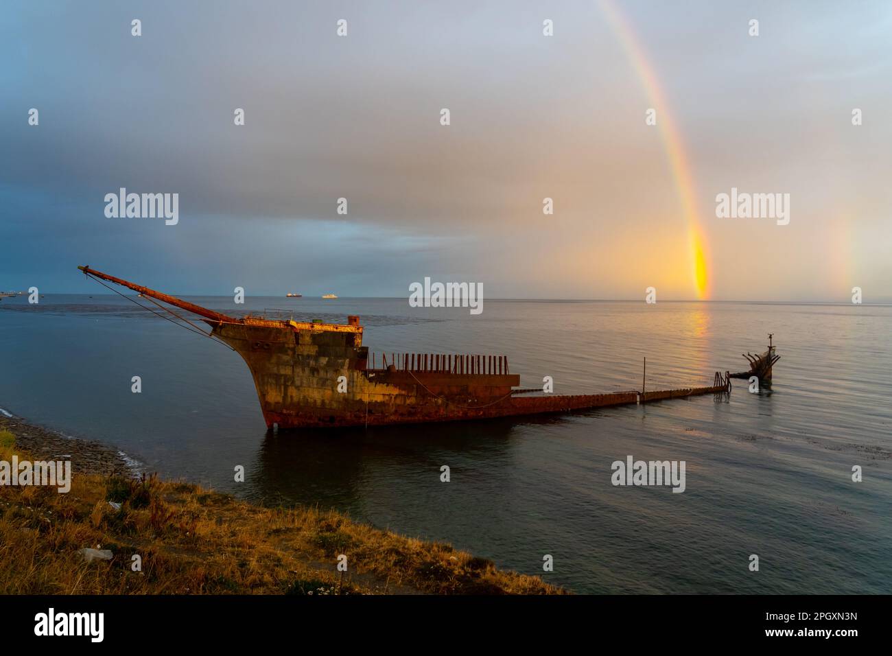 Naufragio di Lord Lonsdale con arcobaleno al crepuscolo nella costa di Punta Arenas, Cile. Foto Stock