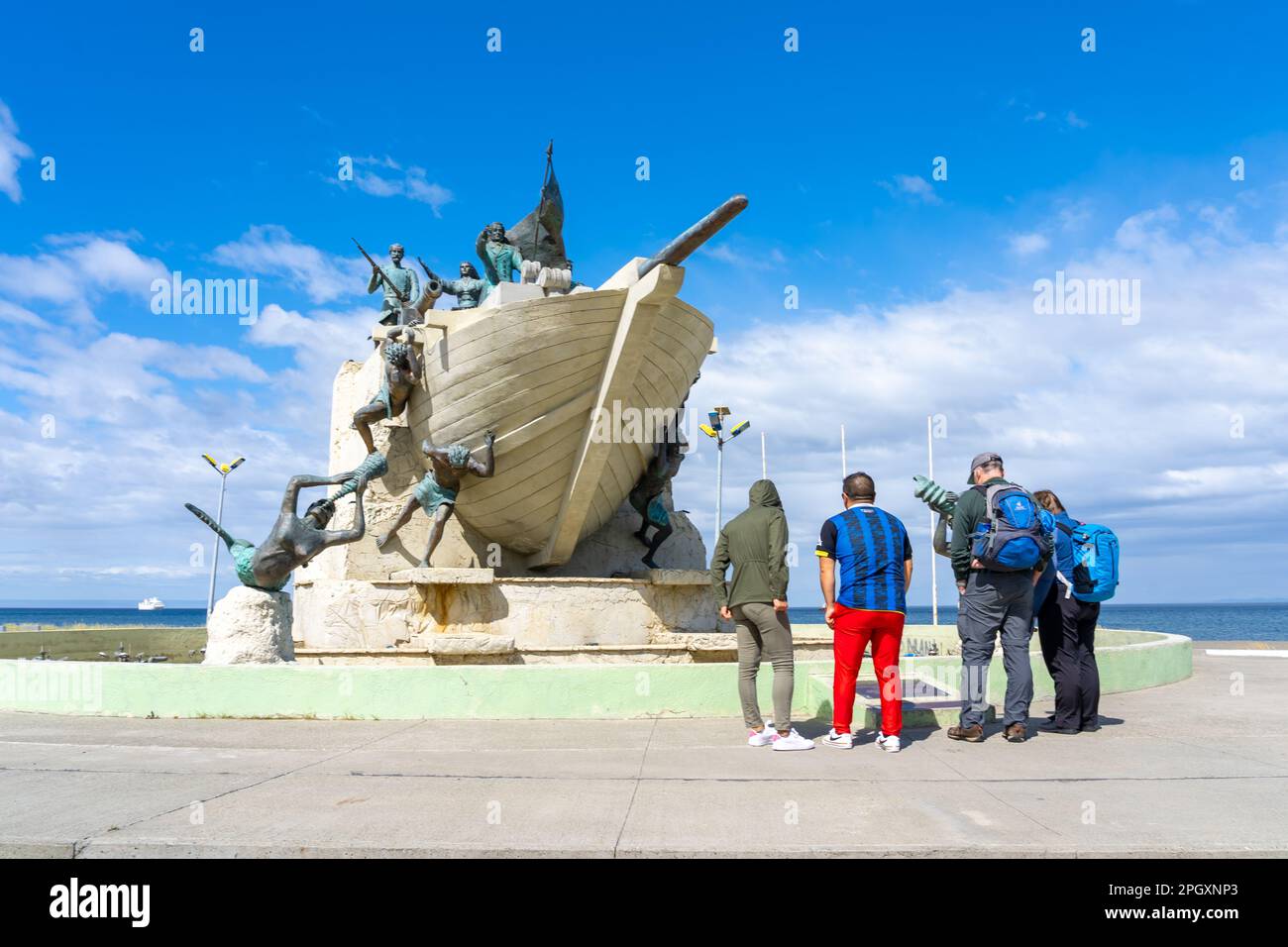 Punta Arenas, Cile - 7 febbraio 2023: Persone che visitano il monumento A Tripulantes Galeta Ancud a Punta Arenas, Cile Foto Stock