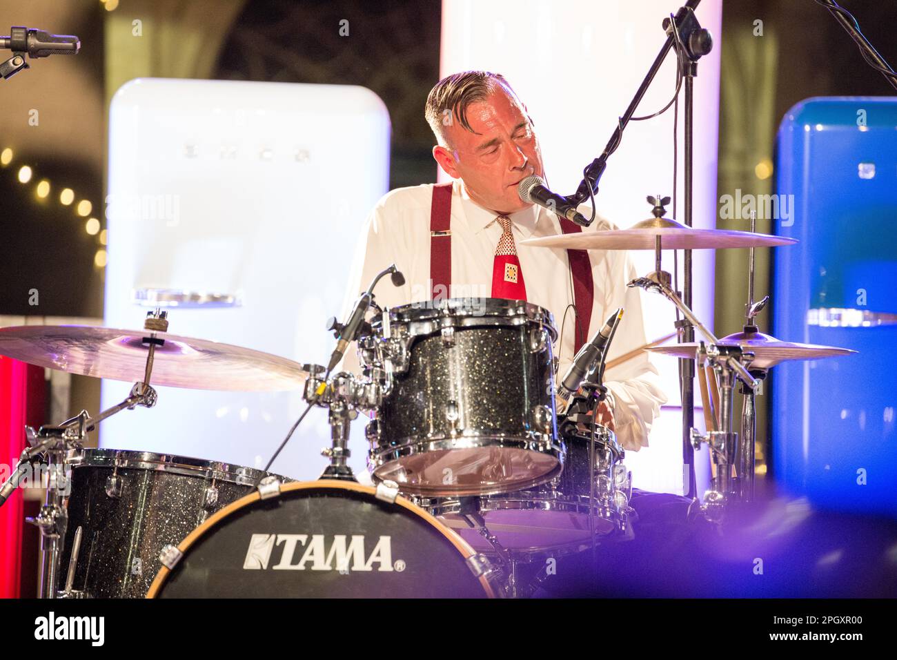 Musicista che si esibisce al Summer Jamboree al Foro Annonario, palcoscenico principale di Senigallia Foto Stock