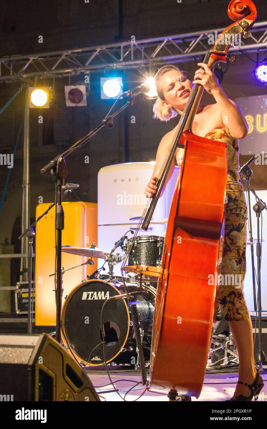 Musicista che si esibisce al Summer Jamboree al Foro Annonario, palcoscenico principale di Senigallia Foto Stock