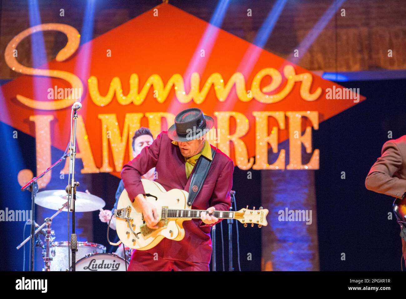 Musicista che si esibisce al Summer Jamboree al Foro Annonario, palcoscenico principale di Senigallia Foto Stock