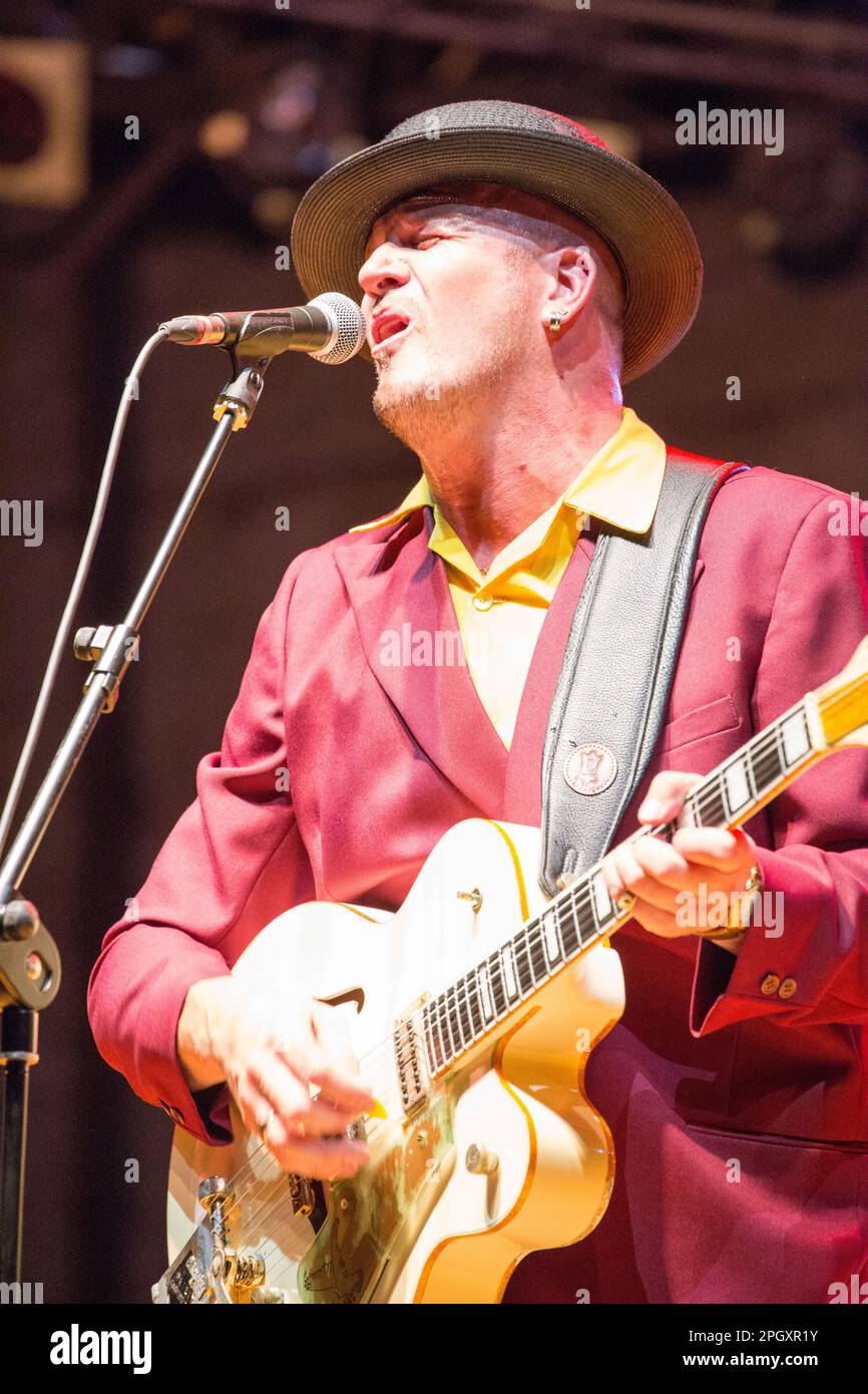 Musicista che si esibisce al Summer Jamboree al Foro Annonario, palcoscenico principale di Senigallia Foto Stock