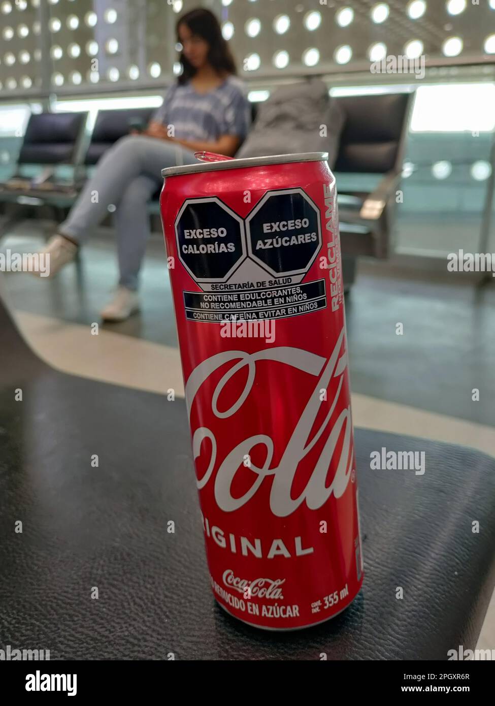 Città del Messico, Messico - Una lattina di Coca-Cola acquistata all'aeroporto di Città del Messico trasporta un avvertimento governativo di zucchero e calorie eccessive. Dal 2020 Foto Stock