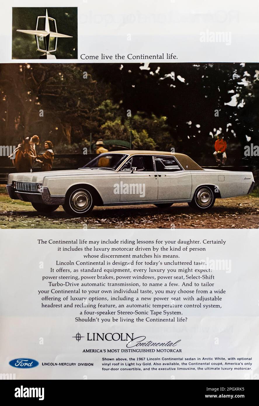 '67 Lincoln Continental berlina pubblicità in una rivista NatGeo, 1966 Foto Stock