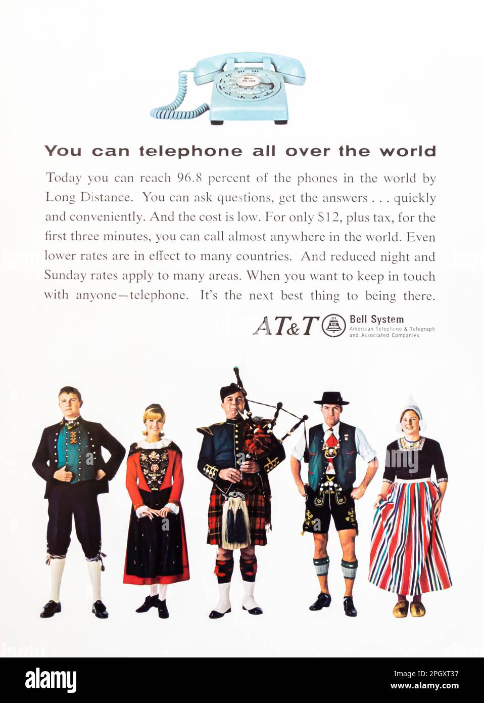 ANNUNCIO DI chiamata a lunga distanza AT & T in una rivista NatGeo, 1966 Foto Stock