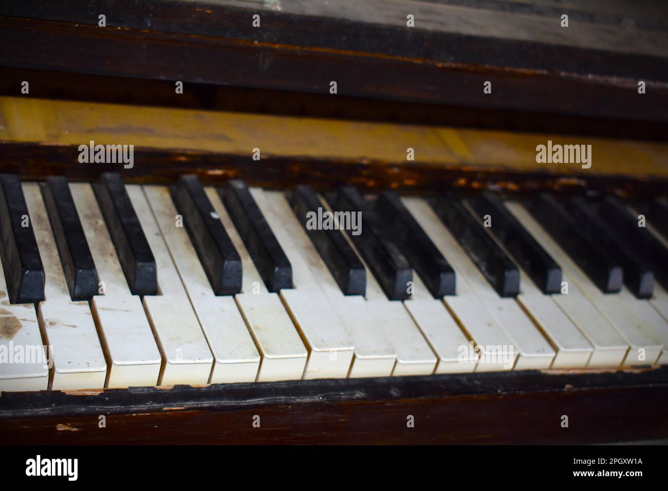 Un vecchio pianoforte si trova in un edificio della chiesa abbandonato nella campagna Missouri, MO, Stati Uniti, Stati Uniti, USA. Foto Stock