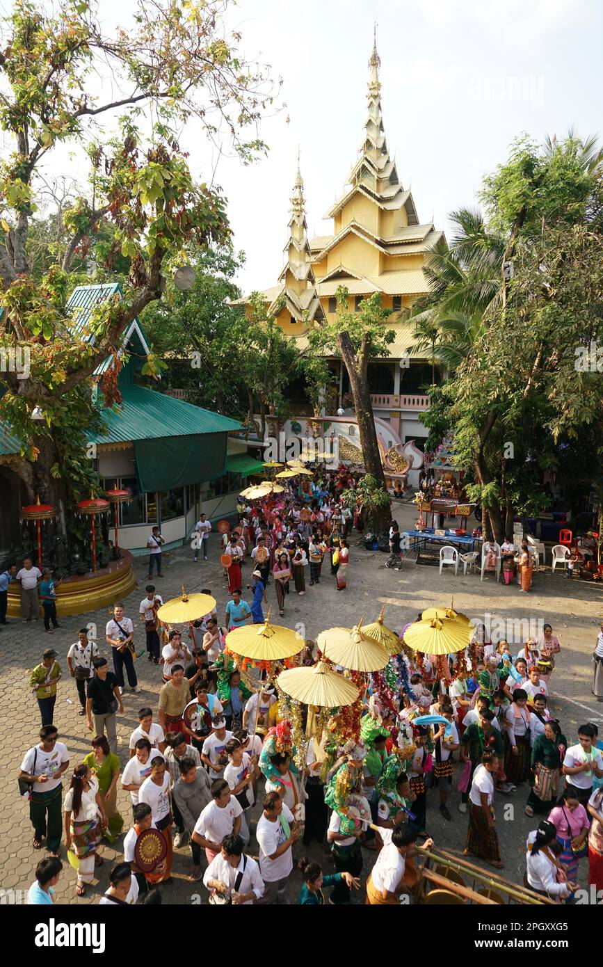POY Sang Long festival parata. Una cerimonia dei ragazzi per diventare monaco novizio a Wat Ku Tao a Chiang mai. Foto Stock
