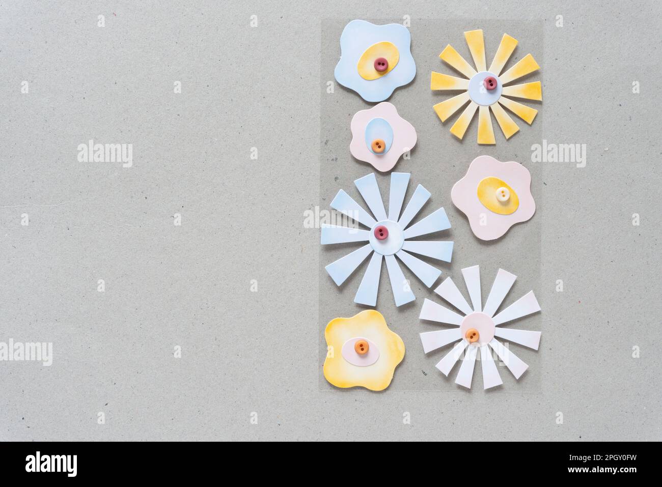fiori decorativi di carta con bottoni su plastica e cartone Foto Stock