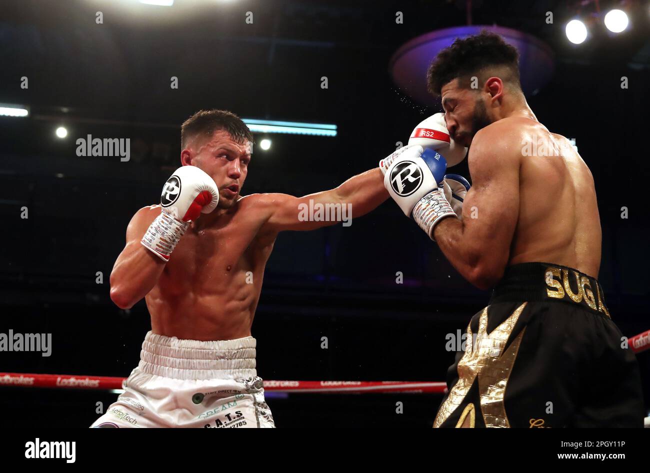 Kane Gardner (a destra) in azione contro Conah Walker presso l'Università di Bolton Stadium a Bolton, Greater Manchester. Data immagine: Venerdì 24 marzo 2023. Foto Stock