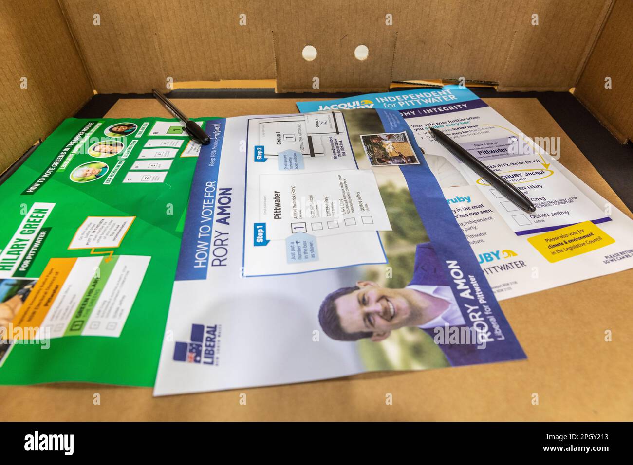 Sabato 25 marzo 2023, giorno delle elezioni nel nuovo Galles del Sud e gli elettori vanno alle urne in tutto lo Stato, gli elettori nella sede di Pittwater si dirigono ai seggi elettorali di Avalon Beach. Pittwater è un seggio liberale contestato da Rory Amon in sostituzione del membro in carica e ministro del governo Rob Stokes che si sta ritirando dalla politica. È prevista una gara conclusiva con il candidato indipendente Jacqui Scruby. Nella foto è illustrato come votare le istruzioni in uno stand per i sondaggi Credit Martin Berry @ alamy Live News. Foto Stock