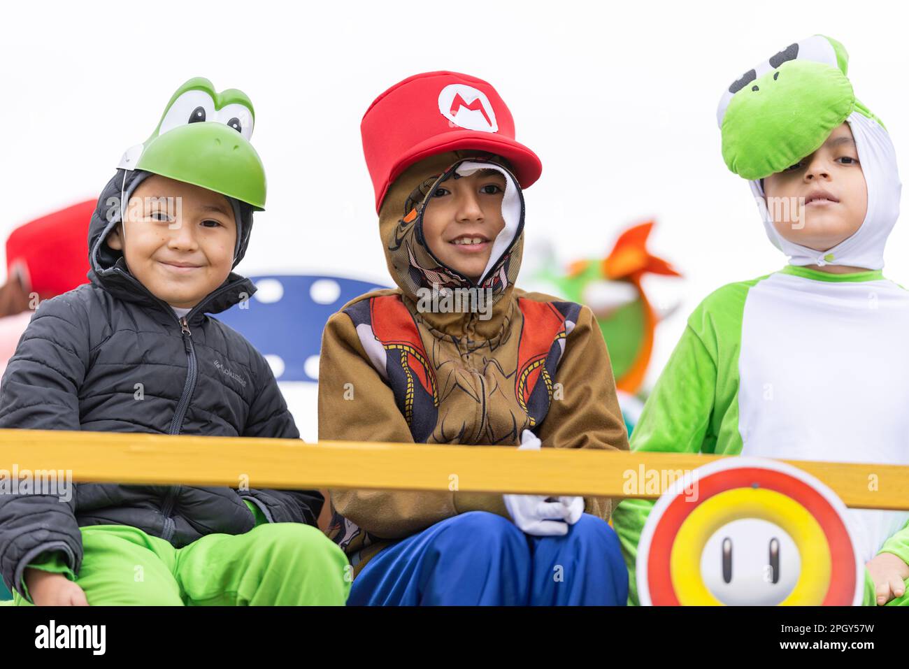Valle Hermoso, Tamaulipas, Messico - 18 marzo 2023: City Anniversary Parade, i bambini vestono come personaggi di Mario Bros della Valle Hermoso pr Foto Stock