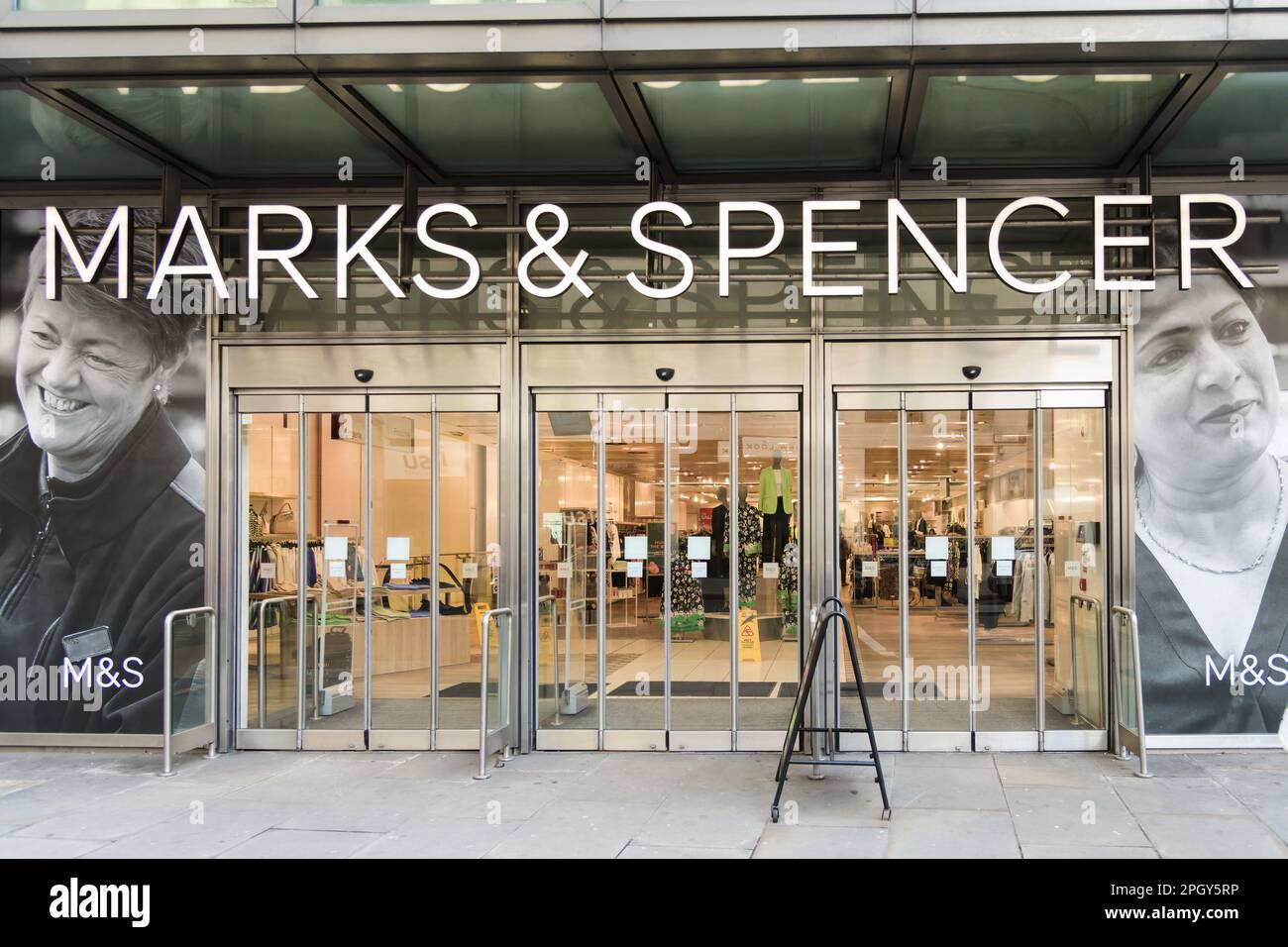 Londra, Regno Unito - 18 marzo 2023; ingresso al Marks and Spencer Fenchurch Street Store uno dei negozi in programma per chiudere Foto Stock