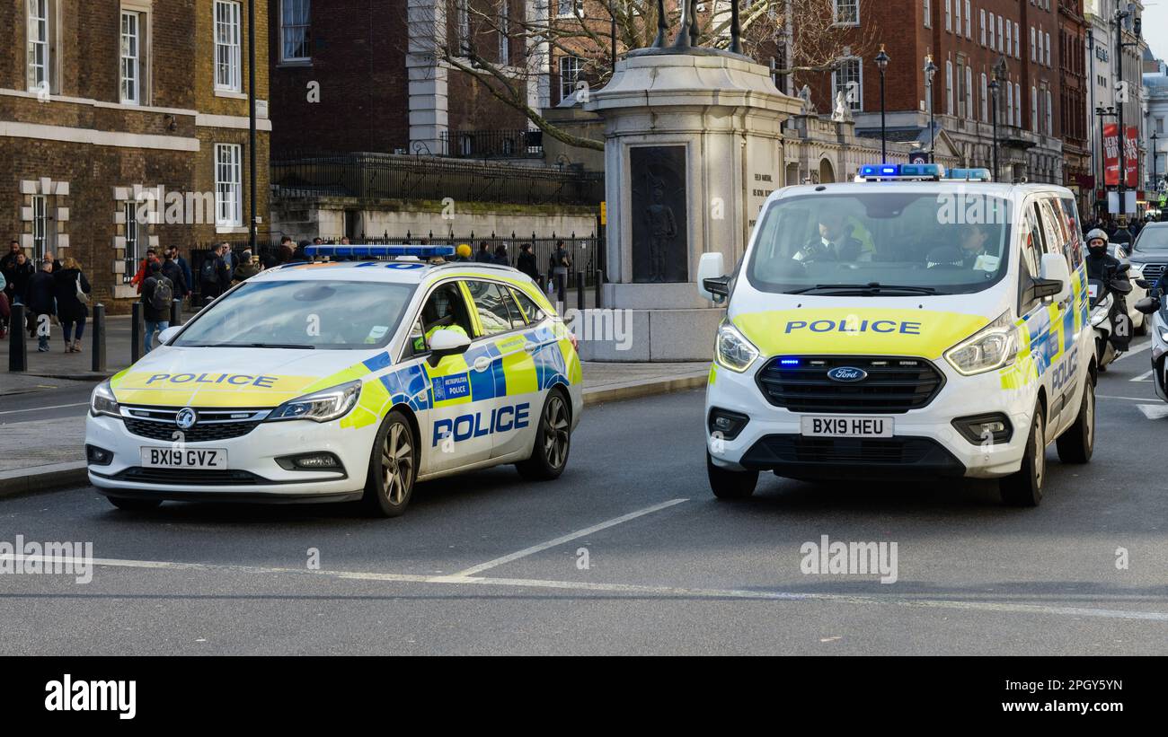 Londra, Regno Unito - 18 marzo 2023; Auto e furgone della polizia metropolitana di Londra a Whitehall Foto Stock