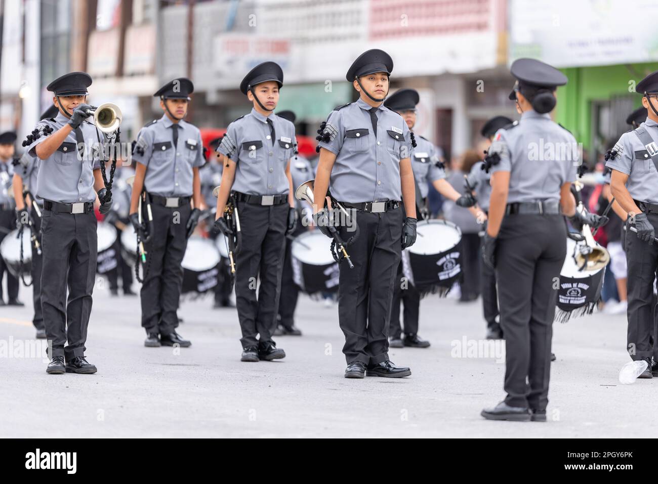 Valle Hermoso, Tamaulipas, Messico - 18 marzo 2023: City Anniversary Parade, membri della band Marching dei Lic. Adolfo Lopez Mateos, centro Foto Stock