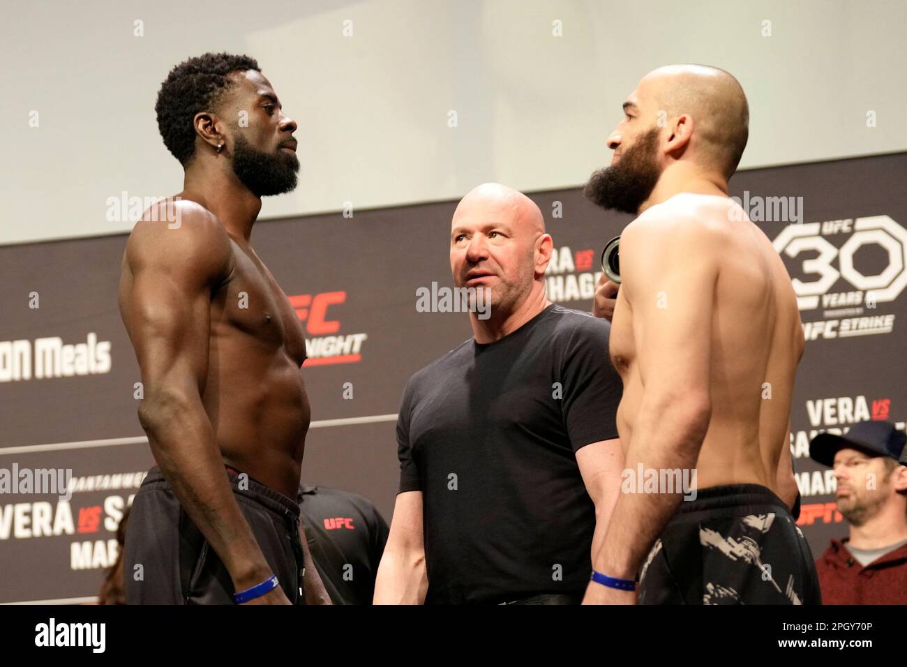 SAN ANTONIO, TEXAS, STATI UNITI. 24th Mar, 2023. SAN ANTONIO, TEXAS - 24 MARZO: (L) Chidi Njokuuani e Albert Duraev Face-off a seguito dei pesi cerimoniali presso L'AT&T Center for UFC Fight Night - vera vs Sandhagen - Weigh-ins il 24 marzo 2023 a San Antonio, Stati Uniti. (Credit Image: © Louis Grasse/PX Imagens via ZUMA Press Wire) SOLO PER USO EDITORIALE! Non per USO commerciale! Foto Stock