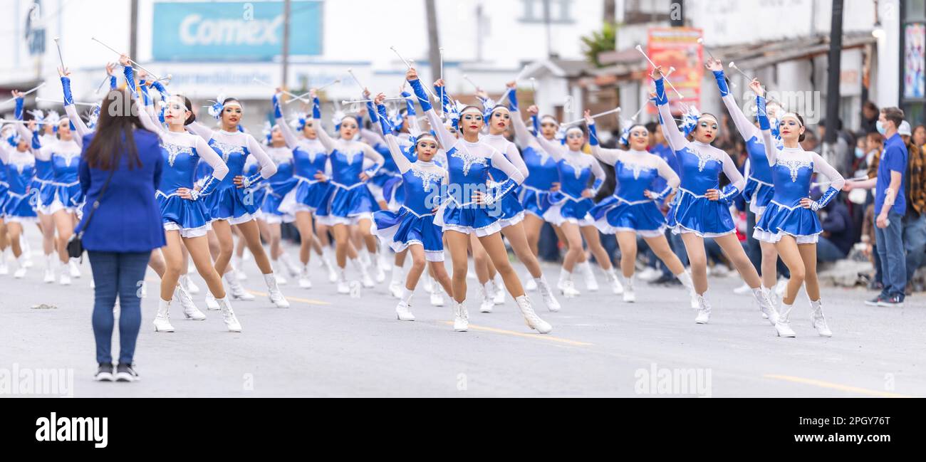 Valle Hermoso, Tamaulipas, Messico - 18 marzo 2023: City Anniversary Parade, Cheerleaders from the Lic. La scuola media Adolfo Lopez Mateos ha eseguito un Foto Stock