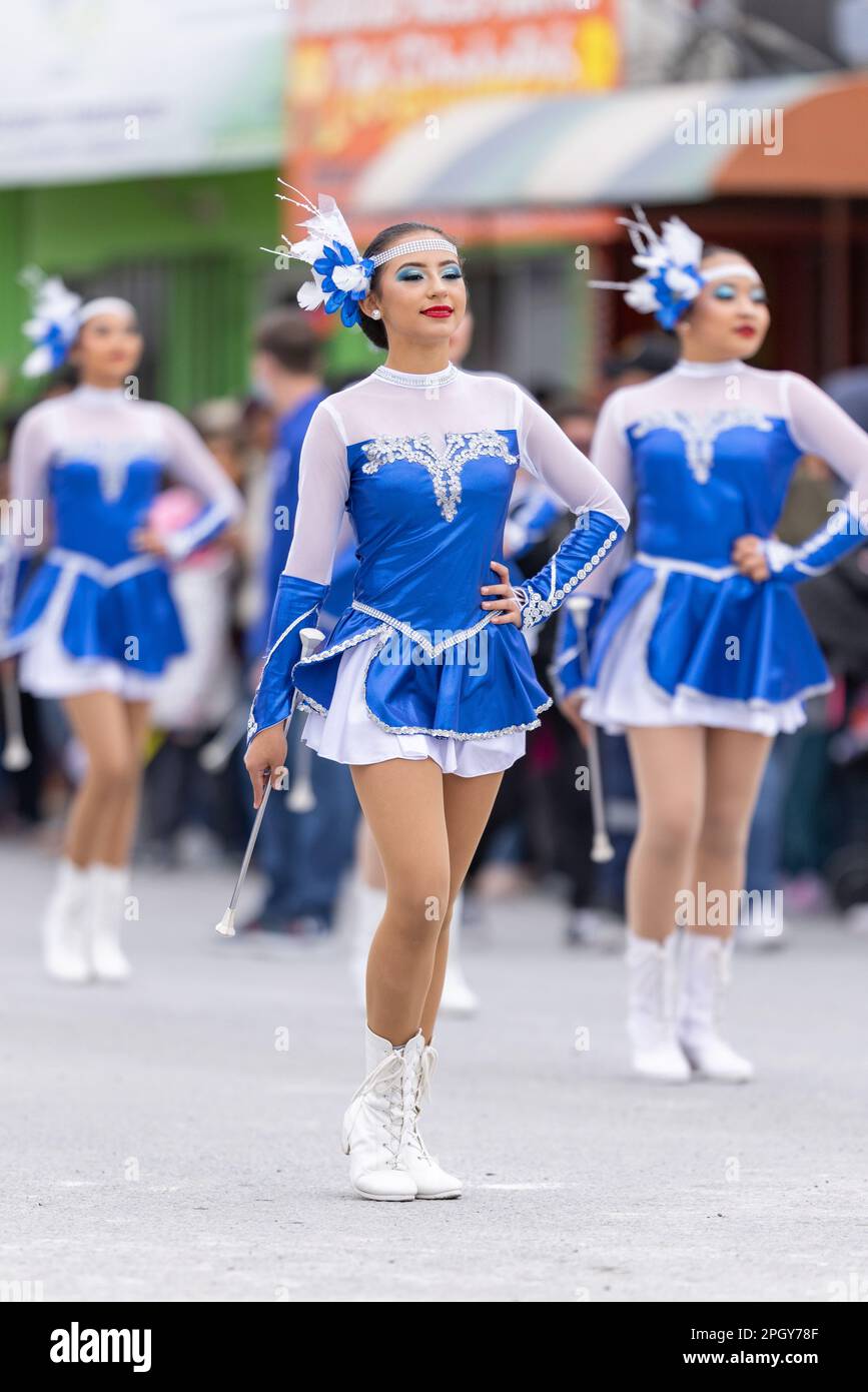 Valle Hermoso, Tamaulipas, Messico - 18 marzo 2023: City Anniversary Parade, Cheerleaders from the Lic. La scuola media Adolfo Lopez Mateos ha eseguito un Foto Stock